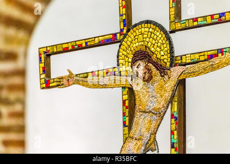 RAVENNA, Italien - 13 September, 2018: Licht ist aufschlussreich Mosaik Kruzifix in der Kirche des Hl. Johannes des Evangelisten Stockfoto