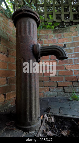 Einen alten gusseisernen Standrohr in Fyfield, Oxfordshire, UK. Stockfoto