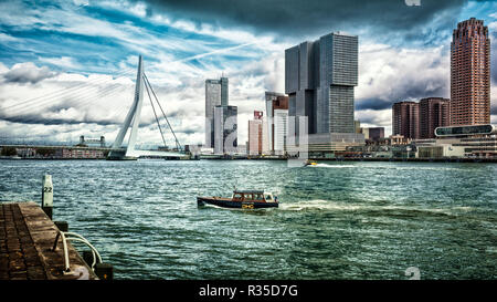 „Skyline“ Rotterdam mit der Erasmus-Brücke, dem Gebäude „De Maas“, dem KPN-Gebäude, alle im sogenannten „Kop van Zuid“ oder „Wilhelminapier“. Stockfoto