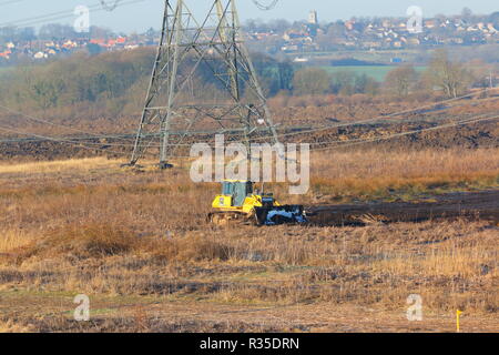 Ein Komatsu bulldozer Streifen Boden, wie der Bau des neuen IPORT in Doncaster, South Yorkshire beginnt. Stockfoto