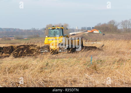 Ein Komatsu bulldozer Streifen Boden, wie der Bau des neuen IPORT in Doncaster, South Yorkshire beginnt. Stockfoto