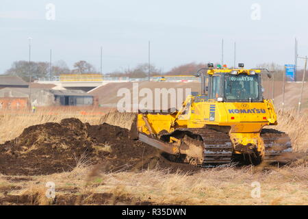 Ein Komatsu bulldozer Streifen Boden, wie der Bau des neuen IPORT in Doncaster, South Yorkshire beginnt. Stockfoto