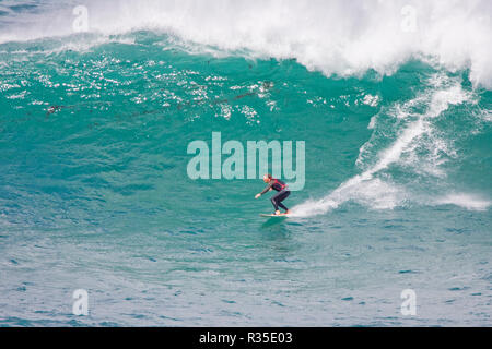 Cribbar Big Wave von Ben Skinner pro Surfer surfte durch Abschleppen in vom Jetski. Robert Taylor/Apex. Newquay, Cornwall, England. Stockfoto