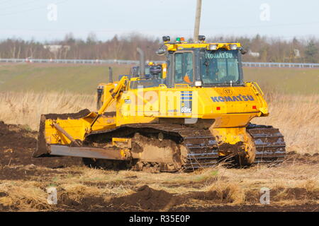 Ein Komatsu bulldozer Streifen Boden, wie der Bau des neuen IPORT in Doncaster, South Yorkshire beginnt. Stockfoto