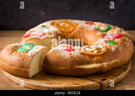 Epiphanie Kuchen" Roscon de Reyes' auf Holztisch. Nahaufnahme Stockfoto