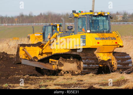 Ein Komatsu bulldozer Streifen Boden, wie der Bau des neuen IPORT in Doncaster, South Yorkshire beginnt. Stockfoto