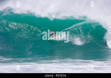 Cribbar Big Wave von Ben Skinner pro Surfer surfte durch Abschleppen in vom Jetski. Robert Taylor/Apex. Newquay, Cornwall, England. Stockfoto