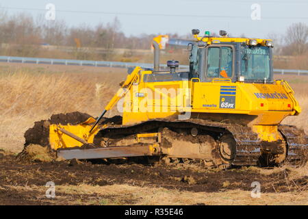 Ein Komatsu bulldozer Streifen Boden, wie der Bau des neuen IPORT in Doncaster, South Yorkshire beginnt. Stockfoto