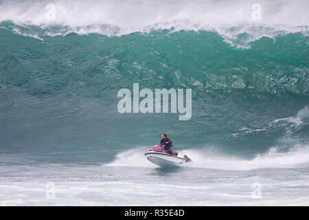 Cribbar Big Wave von Ben Skinner pro Surfer surfte durch Abschleppen in vom Jetski. Robert Taylor/Apex. Newquay, Cornwall, England. Stockfoto