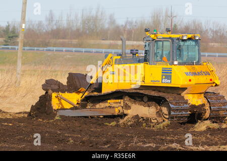 Ein Komatsu bulldozer Streifen Boden, wie der Bau des neuen IPORT in Doncaster, South Yorkshire beginnt. Stockfoto