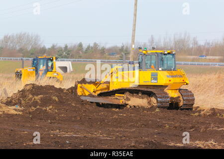 Planiermaschinen streifen Boden wie die Arbeiten für den Bau von Iport in Doncaster, South Yorkshire beginnt. Stockfoto