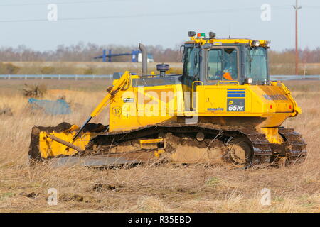 Ein Komatsu bulldozer Streifen Boden, wie der Bau des neuen IPORT in Doncaster, South Yorkshire beginnt. Stockfoto