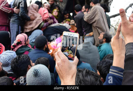 Pulwama, Indien. 20 Nov, 2018. Verwandte der Rebel Abid Chopan heulen während seiner Beerdigung Prozession, die während einer Begegnung in Shopian Distrikt des indischen verwalteten Kaschmir am 20. November 2018 getötet wurde. Vier Rebellen wurden in eine Schießerei zwischen indischen Kräfte und Kaschmirischen Rebellen, die als Inam ul Haq von Feripora, Abid Nazir Chopan von Paddarpora, Mehraj ud Din Najar von Drawni Zainapora und Basharat Ahmad von Chotigam identifiziert wurden getötet. Zwei indische Fallschirmjäger wurden auch bei der Schießerei getötet. Credit: Muzamil Mattoo/Pacific Press/Alamy leben Nachrichten Stockfoto