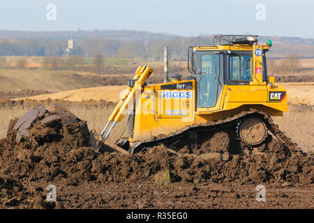 Ein Caterpillar D6T LGP Streifen oben Boden, wie der Bau des neuen IPORT in Doncaster unterwegs erhält. Stockfoto