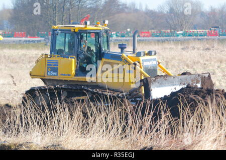 Ein Komatsu bulldozer Streifen Boden, wie der Bau des neuen IPORT in Doncaster, South Yorkshire beginnt. Stockfoto