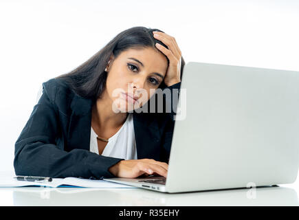 Junge attraktive Geschäftsfrau, verzweifelt und frustriert, Arbeiten am Computer Laptop im Büro in überstunden und Nichterfüllung der, Hoffnungen oder Professi Stockfoto