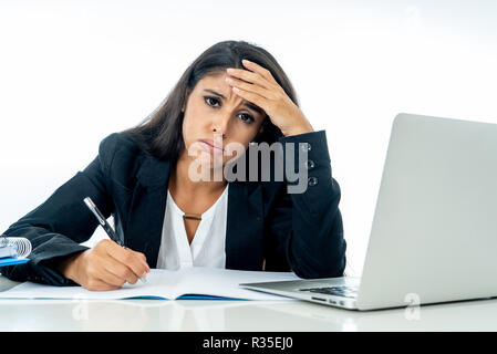 Junge attraktive Geschäftsfrau, verzweifelt und frustriert, Arbeiten am Computer Laptop im Büro in überstunden und Nichterfüllung der, Hoffnungen oder Professi Stockfoto