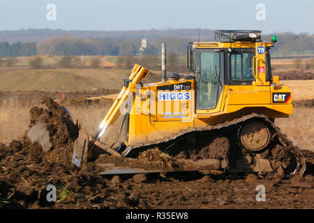 Ein Caterpillar D6T LGP Streifen oben Boden, wie der Bau des neuen IPORT in Doncaster unterwegs erhält. Stockfoto