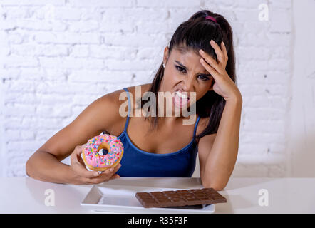 Attraktive gesund fit Frau Ablehnung Donuts und Schokolade in nicht mehr Junk ungesunde Nahrungsmittel, Ernährung, gesunde Essgewohnheiten Stockfoto