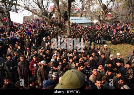 Pulwama, Indien. 20 Nov, 2018. Kaschmir muslimischen Menschen nehmen an der Beerdigung von der Rebel Basharat Ahmad, die während einer Begegnung in Shopian Distrikt des indischen verwalteten Kaschmir am 20. November 2018 getötet wurde. Vier Rebellen wurden in eine Schießerei zwischen indischen Kräfte und Kaschmirischen Rebellen, die als Inam ul Haq von Feripora, Abid Nazir Chopan von Paddarpora, Mehraj ud Din Najar von Drawni Zainapora und Basharat Ahmad von Chotigam identifiziert wurden getötet. Zwei indische Fallschirmjäger wurden auch bei der Schießerei getötet. Credit: Muzamil Mattoo/Pacific Press/Alamy leben Nachrichten Stockfoto