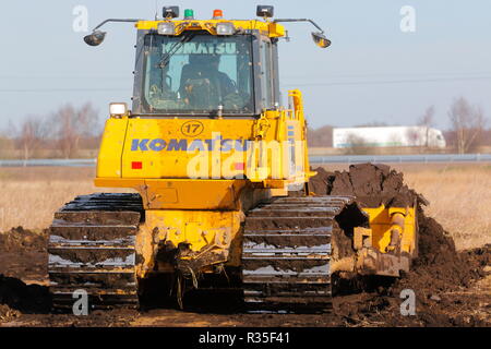 Ein Komatsu bulldozer Streifen Boden, wie der Bau des neuen IPORT in Doncaster, South Yorkshire beginnt. Stockfoto