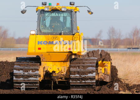 Ein Komatsu bulldozer Streifen Boden, wie der Bau des neuen IPORT in Doncaster, South Yorkshire beginnt. Stockfoto