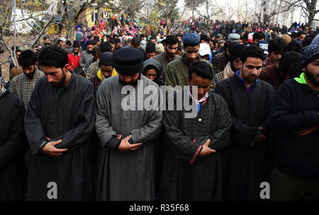 Pulwama, Indien. 20 Nov, 2018. Kaschmir muslimischen Menschen nehmen an der Beerdigung von der Rebel Abid Chopan, die während einer Begegnung in Shopian Distrikt des indischen verwalteten Kaschmir am 20. November 2018 getötet wurde. Vier Rebellen wurden in eine Schießerei zwischen indischen Kräfte und Kaschmirischen Rebellen, die als Inam ul Haq von Feripora, Abid Nazir Chopan von Paddarpora, Mehraj ud Din Najar von Drawni Zainapora und Basharat Ahmad von Chotigam identifiziert wurden getötet. Zwei indische Fallschirmjäger wurden auch bei der Schießerei getötet. Credit: Muzamil Mattoo/Pacific Press/Alamy leben Nachrichten Stockfoto