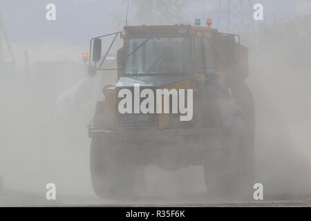 Ein Volvo A25 ADT eingehüllt in Staub auf dem alten Recycoal Kohle Recyclinganlage in Rossington, Doncaster, der jetzt abgerissen wurde, neue Häuser zu bauen. Stockfoto