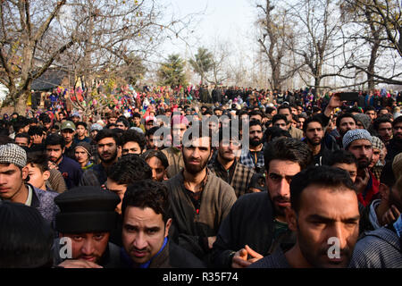 Pulwama, Indien. 20 Nov, 2018. Kaschmir muslimischen Menschen nehmen an der Beerdigung von der Rebel Abid Chopan, die während einer Begegnung in Shopian Distrikt des indischen verwalteten Kaschmir am 20. November 2018 getötet wurde. Vier Rebellen wurden in eine Schießerei zwischen indischen Kräfte und Kaschmirischen Rebellen, die als Inam ul Haq von Feripora, Abid Nazir Chopan von Paddarpora, Mehraj ud Din Najar von Drawni Zainapora und Basharat Ahmad von Chotigam identifiziert wurden getötet. Zwei indische Fallschirmjäger wurden auch bei der Schießerei getötet. Credit: Muzamil Mattoo/Pacific Press/Alamy leben Nachrichten Stockfoto