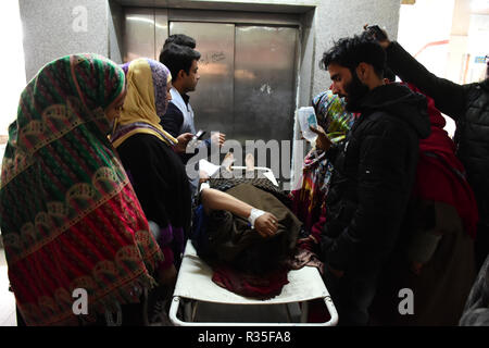 Pulwama, Indien. 20 Nov, 2018. Menschen tragen eine verletzte Frau an ein Krankenhaus, ein scharfer Munition in der Nähe von eine Begegnung in Shopian Distrikt des indischen verwalteten Kaschmir am 20. November 2018 erhalten habe. Vier Rebellen wurden in eine Schießerei zwischen indischen Kräfte und Kaschmirischen Rebellen, die als Inam ul Haq von Feripora, Abid Nazir Chopan von Paddarpora, Mehraj ud Din Najar von Drawni Zainapora und Basharat Ahmad von Chotigam identifiziert wurden getötet. Zwei indische Fallschirmjäger wurden auch bei der Schießerei getötet. Credit: Muzamil Mattoo/Pacific Press/Alamy leben Nachrichten Stockfoto