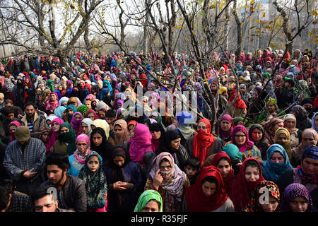 Pulwama, Indien. 20 Nov, 2018. Kaschmir muslimischen Menschen nehmen an der Beerdigung von der Rebel Abid Chopan, die während einer Begegnung in Shopian Distrikt des indischen verwalteten Kaschmir am 20. November 2018 getötet wurde. Vier Rebellen wurden in eine Schießerei zwischen indischen Kräfte und Kaschmirischen Rebellen, die als Inam ul Haq von Feripora, Abid Nazir Chopan von Paddarpora, Mehraj ud Din Najar von Drawni Zainapora und Basharat Ahmad von Chotigam identifiziert wurden getötet. Zwei indische Fallschirmjäger wurden auch bei der Schießerei getötet. Credit: Muzamil Mattoo/Pacific Press/Alamy leben Nachrichten Stockfoto