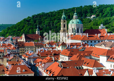 Blick über die Dächer der Vorort 'Mala Strana", das Viertel unter dem 'Hradschin', mit der orthodoxen Kirche St. Nikolaus Stockfoto