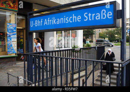 03.10.2011, Berlin, Deutschland, Europa - Eingang zum U-Bahnhof Afrikanische Straße in Berlin-Wedding. Stockfoto