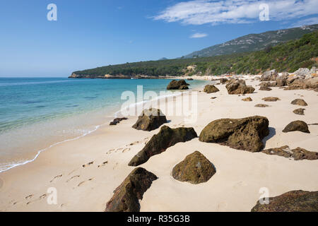 Blick über Galapos Strand mit Felsen im Sommer, Portinho da Arrábida, Parque Natural da Arrábida, Setubal, Lissabon, Portugal, Europa Stockfoto