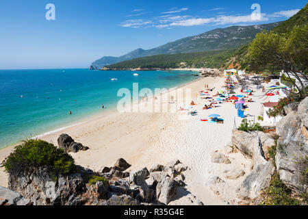 Blick über Galapos Strand im Sommer, Portinho da Arrábida, Parque Natural da Arrábida, Setubal, Lissabon, Portugal, Europa Stockfoto