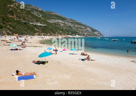 Blick auf Praia de Galapinhos Strand im Sommer, Portinho da Arrábida, Parque Natural da Arrábida, Setubal, Lissabon, Portugal, Europa Stockfoto