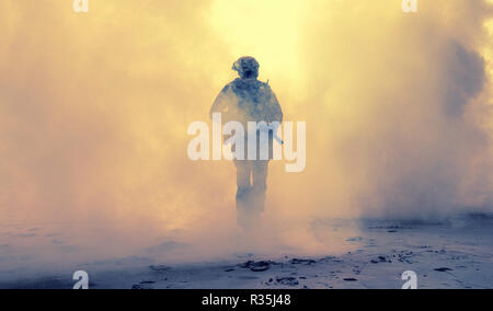 Special Operations Forces Soldat, Army Ranger oder Commando in camo Uniform, Helm und ballistische Brillen Wandern am Schlachtfeld mit Rauch bedeckt. Ai Stockfoto