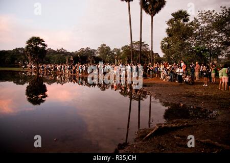 Angkor Wat, Kambodscha - 29. Oktober 2011: Angkor Wat bei Sonnenaufgang voller Touristen. Stockfoto