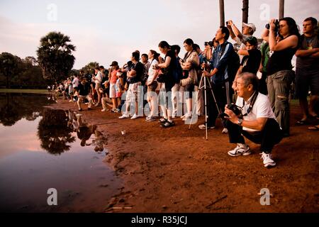 Angkor Wat, Kambodscha - 29. Oktober 2011: Angkor Wat bei Sonnenaufgang voller Touristen. Stockfoto