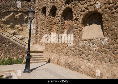 Die äußere Wand des Park Güell von Antoni Gaudi, Barcelona, Spanien konzipiert Stockfoto