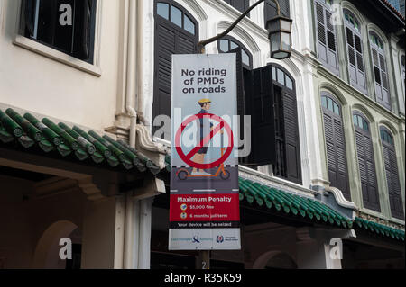 29.07.2018, Singapur, Republik Singapur, Asien - ein Verbotsschild in Chinatown für Reiten e-Scooter auf der Straße. Stockfoto