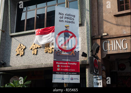 29.07.2018, Singapur, Republik Singapur, Asien - ein Verbotsschild in Chinatown für Reiten e-Scooter auf der Straße. Stockfoto