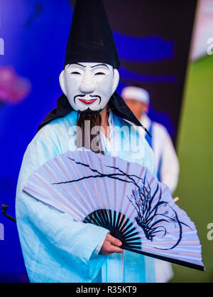 ANDONG, SÜDKOREA - Okt 01: Schauspieler, die die koreanischen traditinal Maskdance in Andong Südkorea am 01. Oktober 2018, die Maskdance festival Hel Stockfoto
