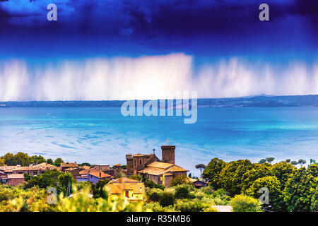 Panoramablick auf einen Sturm am See Bolsena, Rocca Monaldeschi della Cervara, Viterbo, Italien Stockfoto