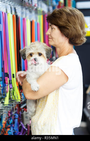 Reife Frau besuchen Pet Shop auf der Suche nach Zubehör für Ihren Hund Stockfoto