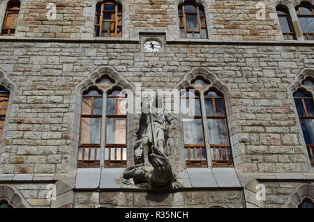 Uhr, St. Georg und der Drache auf der Hauptfassade des Hauses Booties Gaudi in Leon. Architektur, Reisen, Geschichte, Street Photography. November 2, 2 Stockfoto