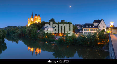 Kathedrale (Dom) und Lahn in der Dämmerung, Limburg, Hessen, Deutschland Stockfoto