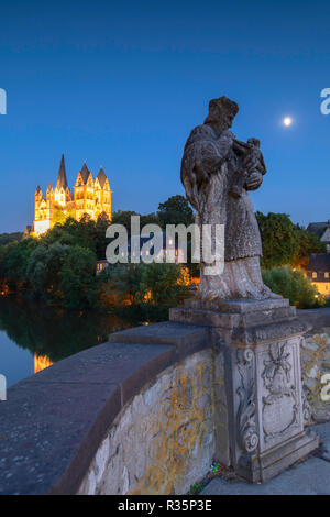 Statue auf Alte Lahnbrücke (Alte Lahnbrucke), Kathedrale (Dom) und Lahn in der Dämmerung, Limburg, Hessen, Deutschland Stockfoto