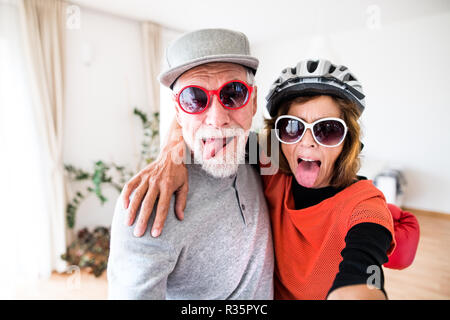 Ein älteres Paar mit Sonnenbrille Spaß zu Hause haben. Stockfoto