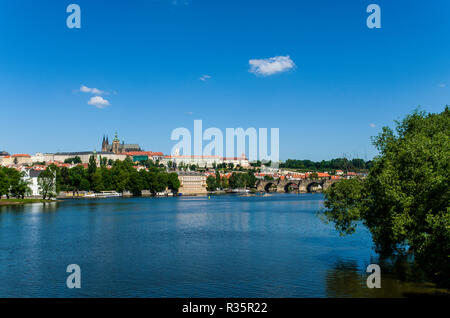 Die 'Hradschin', dem Burgviertel und ist umgeben von der Prager Burg. Die Brücke "Karlův most", Charles Brücke, überqueren Sie den Fluss Vltava' Stockfoto